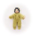 Baby mit grünem Strampelanzug / Größe 4cm
