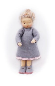 Großmutter weißblond mit graurosa Kleid /Größe 11cm