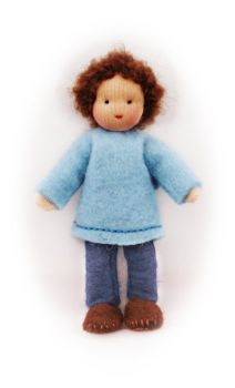 Bübchen dunkelbraune Locken mit hellblauem Pullover und blauer Hose / Größe 9cm