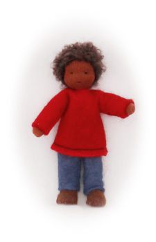 Bübchen dunkelhäutig mit roten Pullover und blauer Hose / Größe 9cm