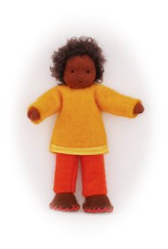 Bübchen dunkelhäutig mit gelben Pullover und orangener Hose / Größe 9cm