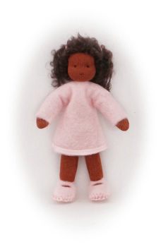 Mädchen dunkelhäutig mit hellrosa Kleid / Größe 9cm