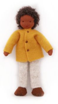 Vater dunkelhäutig mit gelber Jacke und heller Hose / Größe 12cm