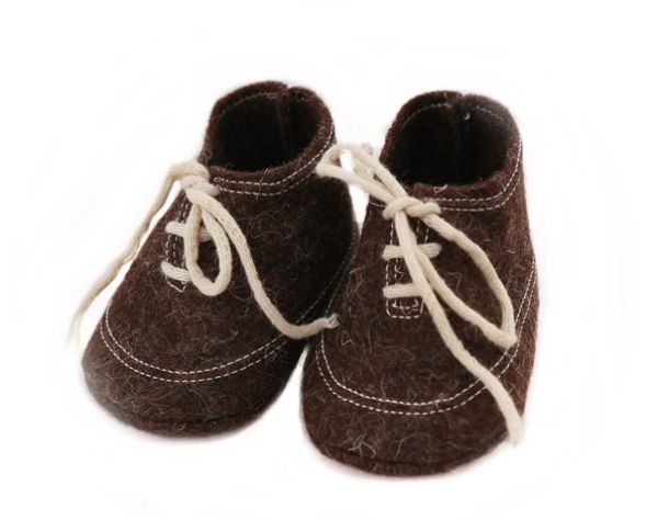 Puppenfilzschuhe braun mit beigen Schnürsenkeln 50-54cm