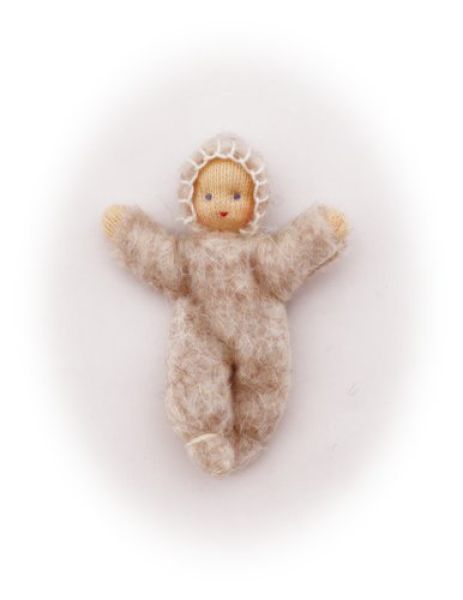 Baby mit beige meliertem Strampelanzug / Größe 4cm