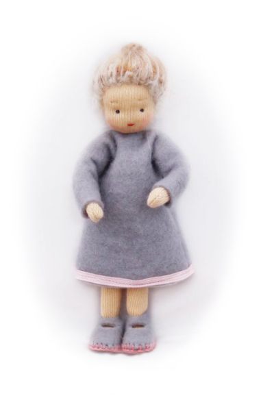 Großmutter weißblond mit graurosa Kleid /Größe 11cm