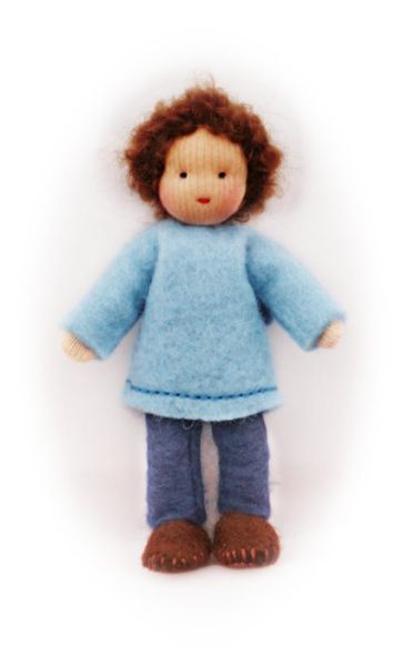 Bübchen dunkelbraune Locken mit hellblauem Pullover und blauer Hose / Größe 9cm