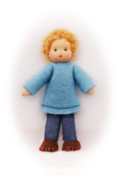 Bübchen goldblonde Locken mit hellblauem Pullover und blauer Hose / Größe 9cm