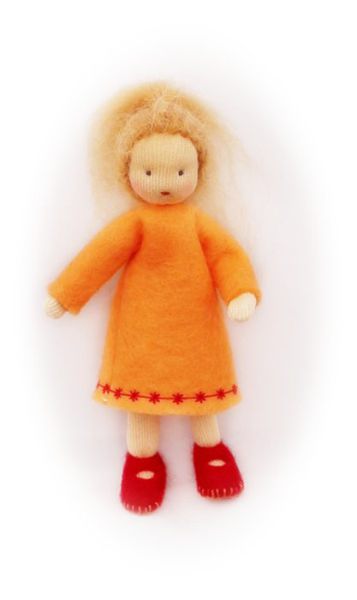 Mutter dunkelblond mit lachsfarbenem Kleid /Größe 11cm