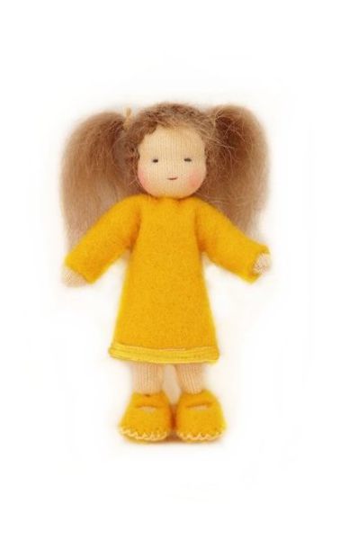 Mädchen mit braunen Haaren und sonnengelben Kleid / Größe 9cm