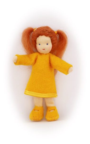 Mädchen mit roten Haaren und sonnengelben Kleid / Größe 9cm